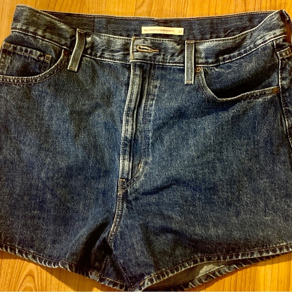 Levis Mom Shorts BNWT - Picture 3 of 4